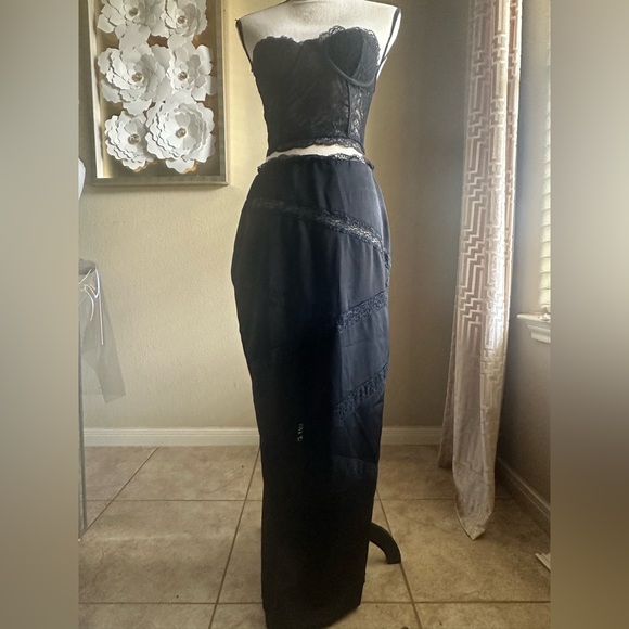 Elegant Black Lace Bustier and matching skirt 2 piece set - Picture 5 of 10